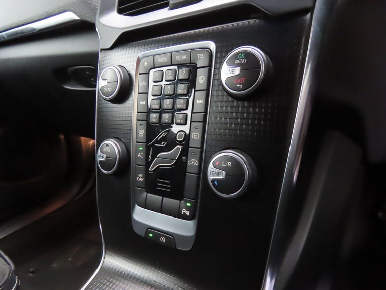 2017 Volvo V40 2.0 T2 R-Design Nav Plus Euro 6 (s/s) 5dr HATCHBACK Petrol Manual