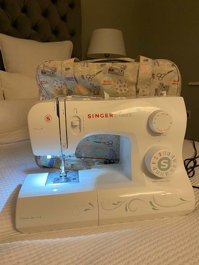 MINT CONDITION SINGER TALENT SEWING MACHINE AND CARRY BAG in