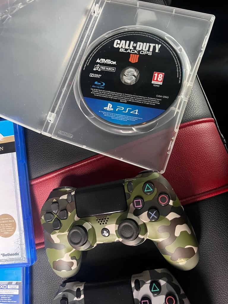 PS4 PRO + 2 CONTROLLERS + 3 GAMES + ALL CABLES