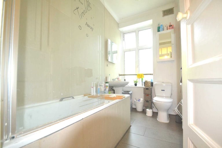 2 bedroom flat in Ealing, Greystoke Court W5 1EN