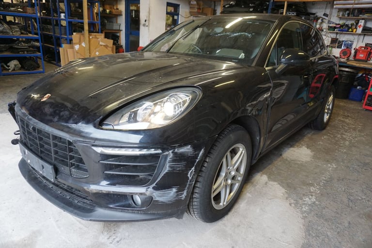 image for BREAKING PORSCHE MACAN 95B D S PDK 3.0D V6 7 SPEED SEMI AUTOMATIC 2017 FOR PARTS