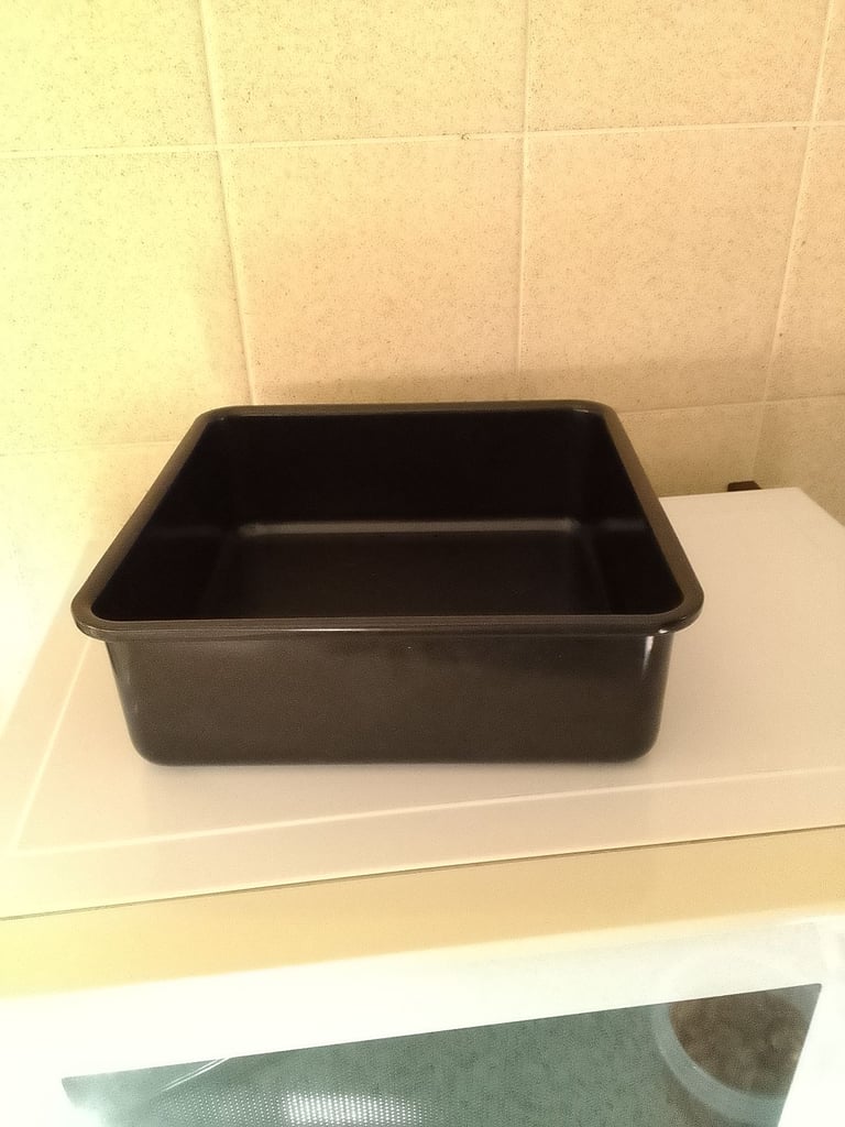 image for Large square cake tin / new
