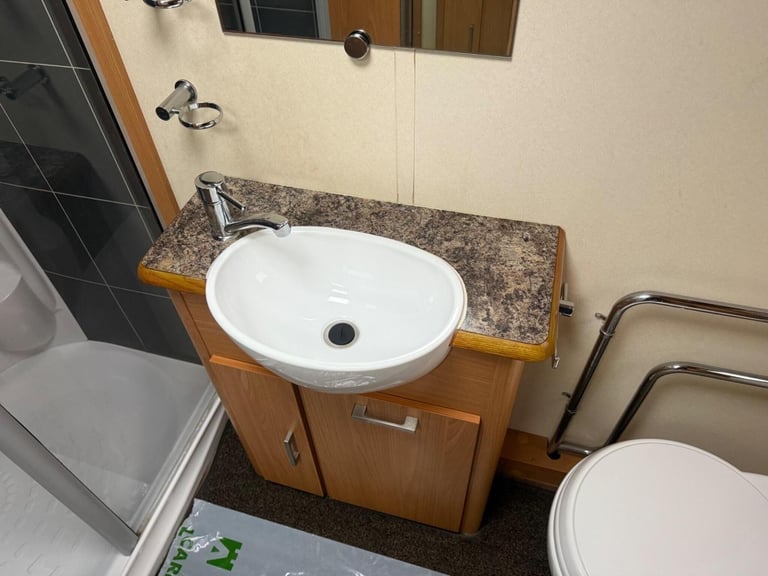 2011 Buccaneer Schooner Fixed bed end large washroom