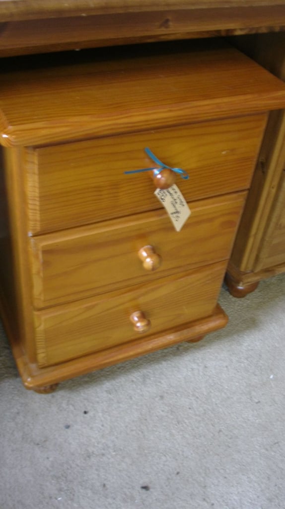 MODERN PINE SINGLE 3 DRAWER BEDSIDE CABINET. IN GOOD ORDER