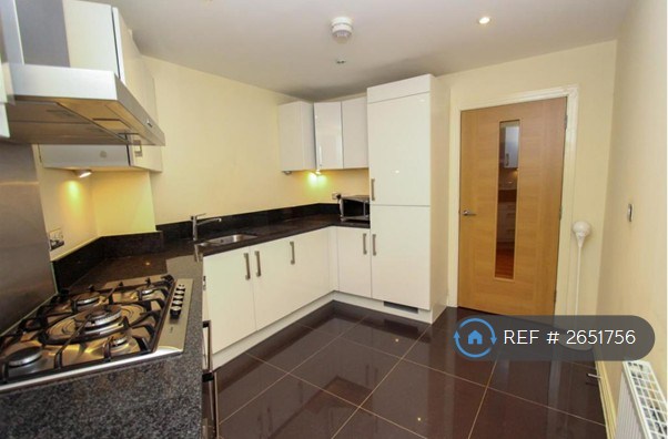 2 bedroom flat in Sentry House, Ickenham, Uxbridge, UB10 (2 bed) (#2651756)