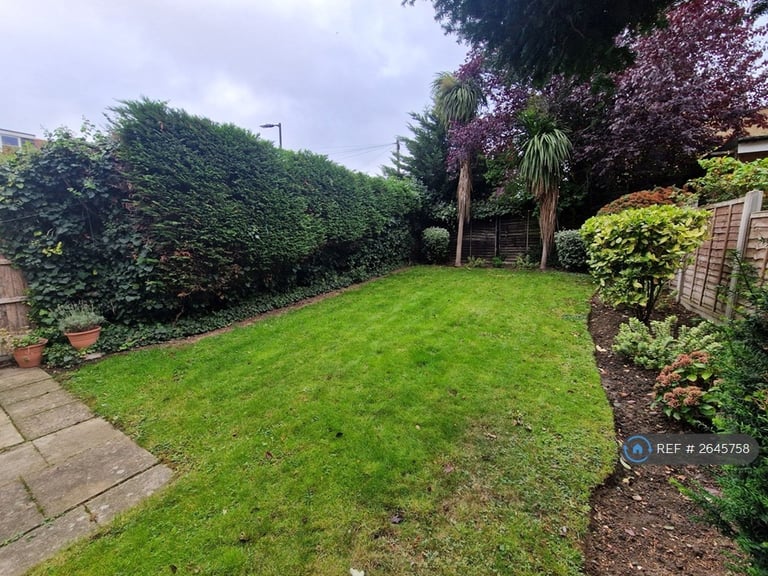 3 bedroom flat in Melford Court, London, SE22 (3 bed) (#2645758)