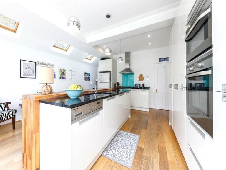 🏠 Bright room available in Mile End 