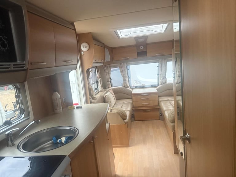 2008 Swift Conqueror 645 Fixed island  bed with new mattress