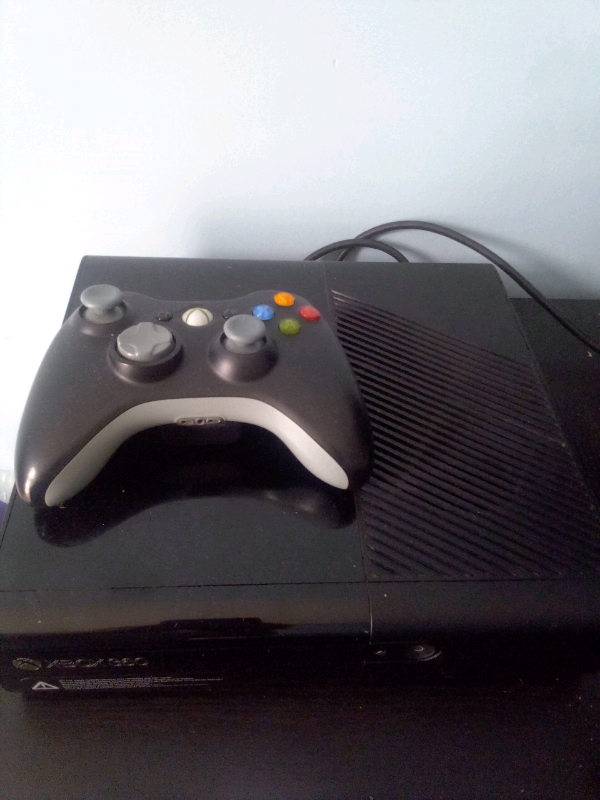 Xbox 360 E 4GB black with games/kinect 