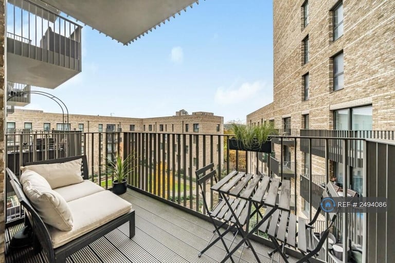 1 bedroom flat in Kingfisher Heights, London, E16 (1 bed) (#2494086)