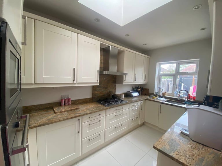 4Bed 2Bath Semi-Detached house to rent in Wembley - The Dene