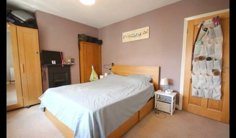 Spacious double room and private living room available in shared house (Sea Mills)