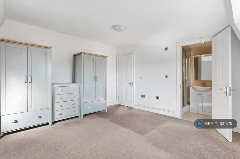 2 bedroom flat in Hazeltree Lodge, London, N13 (2 bed) (#1631875)