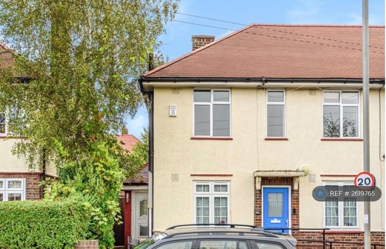 3 bedroom flat in Fieldview, London, SW18 (3 bed) (#2619765)
