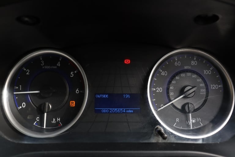 TOYOTA HILUX D4D KING CAB 4X4 PICKUP TRUCK (2017)