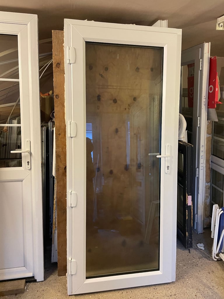 UPVC DOOR 208 x 91 cm NEW (LESS THAN 6 MONTHS OLD) - UPVC THERMAL DOUBLE GLAZED DOOR (REF: DX126)