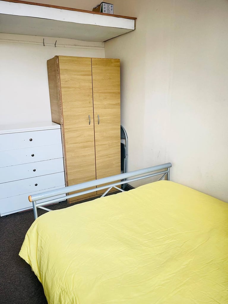 Spacious & Cosy Ensuite Room for Rent in - UB7 7DQ