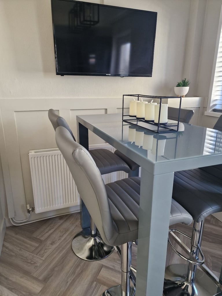 image for Breakfast bar & stools