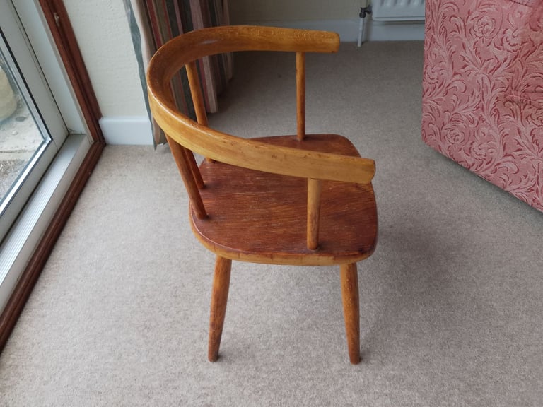 Vintage child's chair in solid wood. Seat height 11 inches.