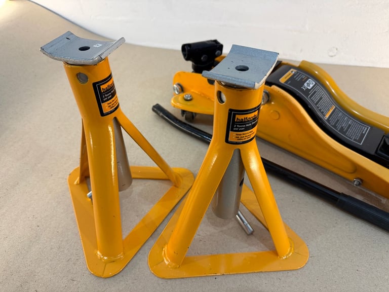 Low profile trolley jack and axle stands 2 tonne