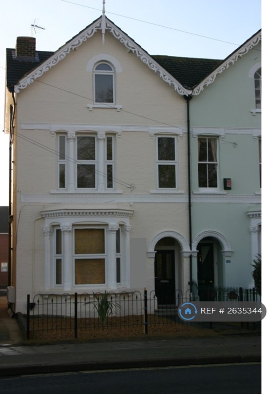 image for 1 bedroom flat in Wendover Road, Aylesbury, HP21 (1 bed) (#2635344)