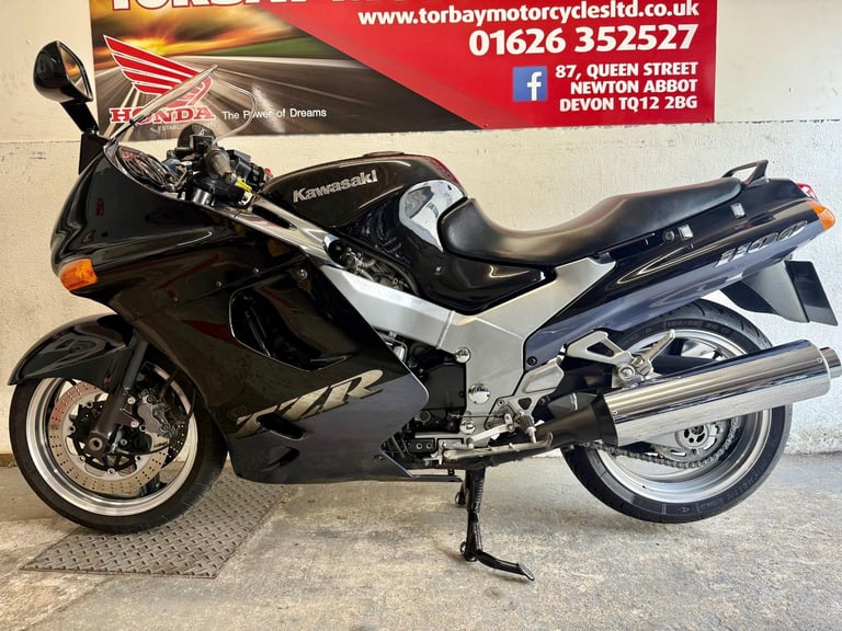 KAWASAKI ZZR1100-D6 SPORTS TOURER 1998 S REG 21877 MILES A STUNNING BIKE