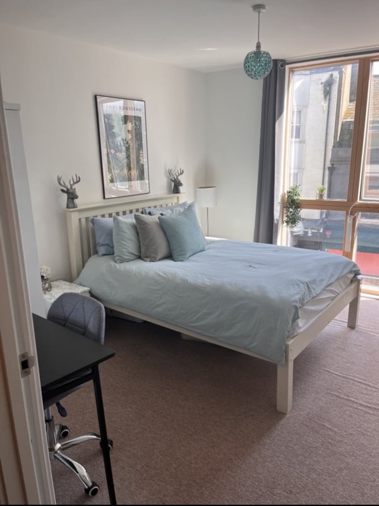 Large double bedroom in the heart of kemptown 