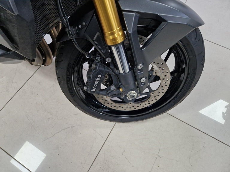 SUZUKI GSX-S 1000 IN GRAY