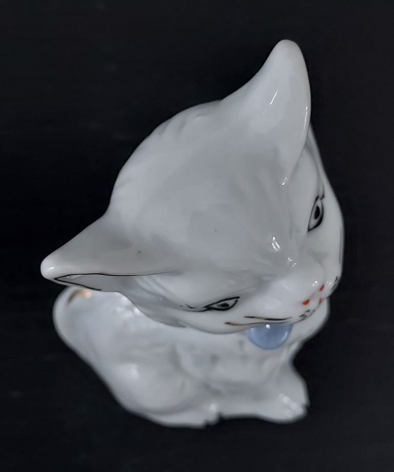 Ceramic Cat Ornament 11 cm Tall
