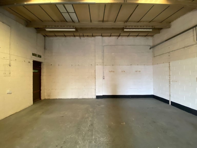 Small secure unit with parking, 750SQF WITH car park in a great location NG7 2AB 
