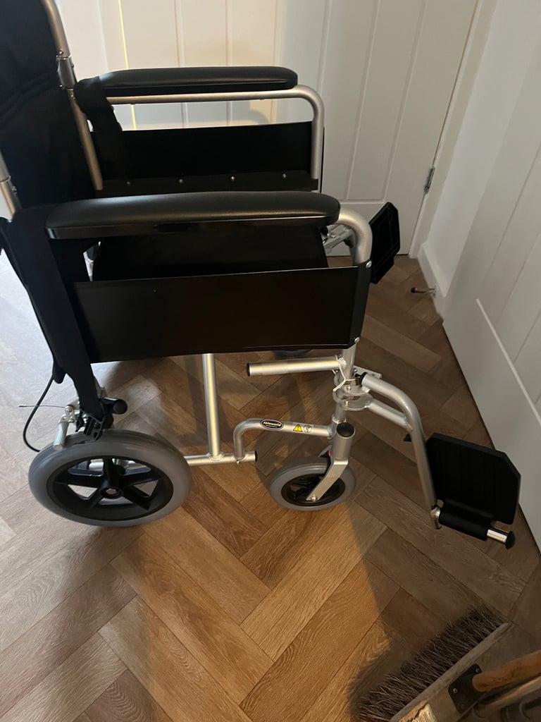 Folding wheel chair 
