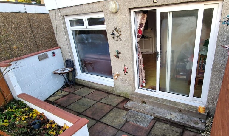 A lovely spacious three bedroom lower villa in Carrick Knowe, Corstorphine