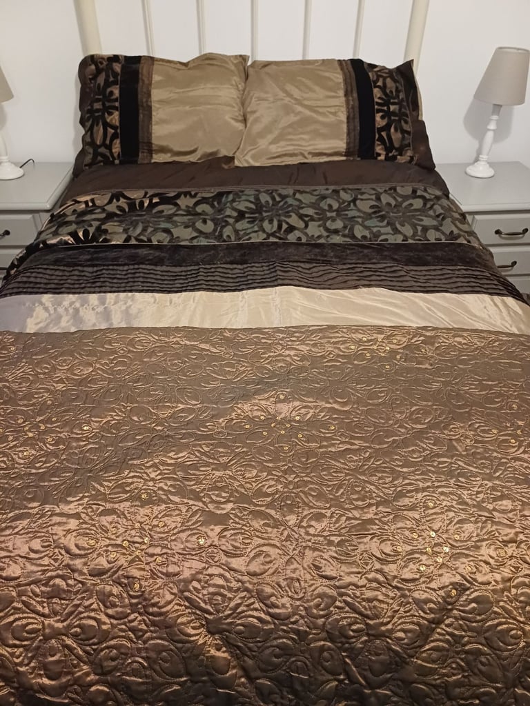 image for Double duvet and 2 pillow cases and Throw.