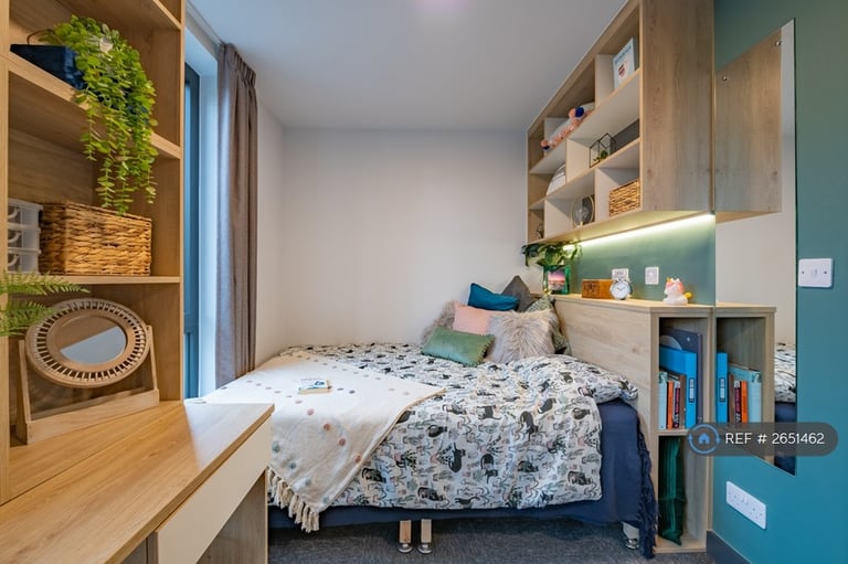 image for Studio flat in Oak House, Leeds, LS3 (#2651462)