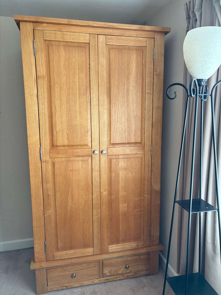 Beautiful ‘Sleepy Valley’ Solid Oak large double wardrobe with 2 spacious drawers like new DELIVERY