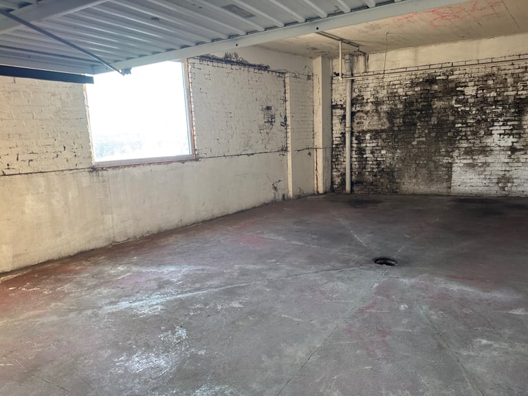 Warehouse to let / Unit to let / workshop / storage unit space  Amazon ebay 600 sq ft - 2000 sq ft