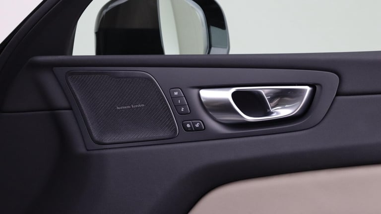  Volvo XC60 T6 AWD PHEV Plus Dark (360 Camera, Harman/Kardon, Adaptive Cruise) Petrol/Electric Hy...