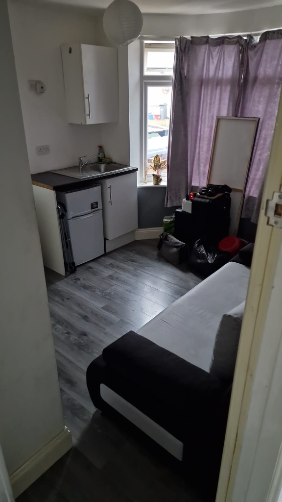 Room in Sunningdale Avenue Feltham TW13 5JT