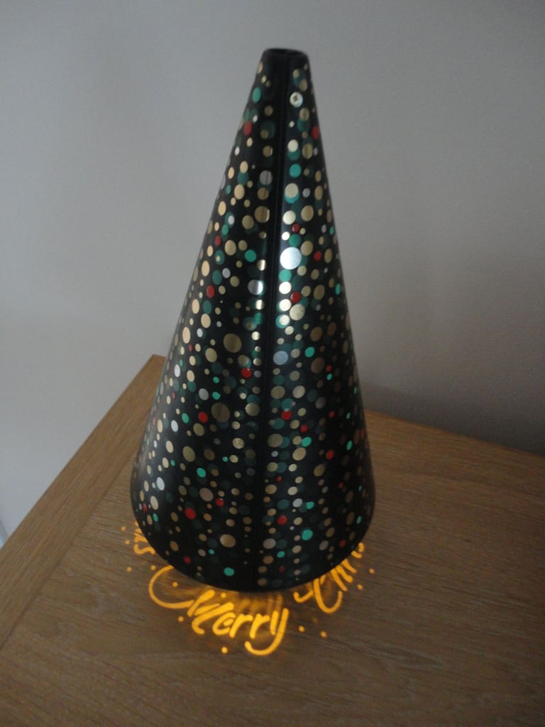 M&S Projection Tree with a Projecting Led Light – Switch at the top