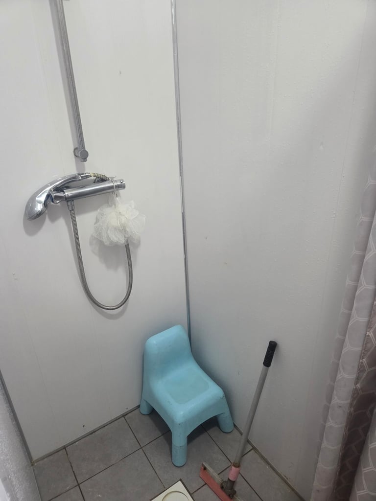 4 to 5 beds house to let
