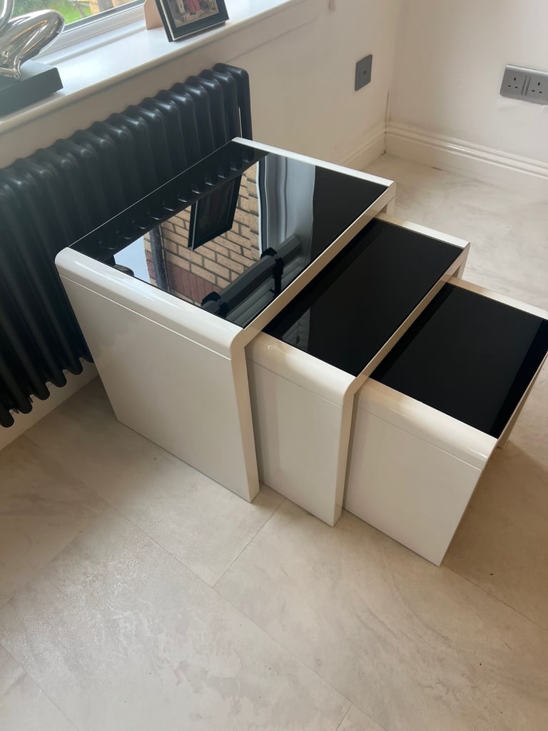 Nest of 3 tables