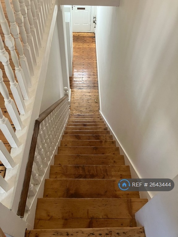 3 bedroom flat in Kings Road, Kingston, KT2 (3 bed) (#2643444)