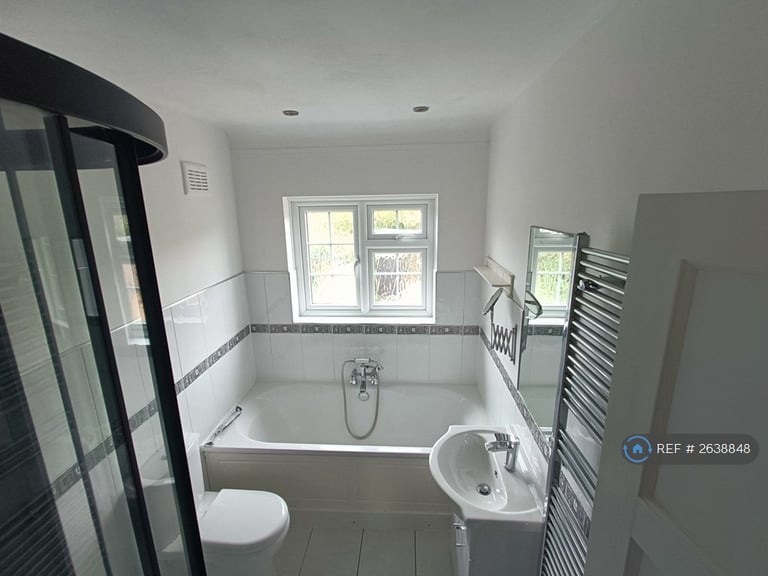 3 bedroom house in Broughton Avenue, Richmond, TW10 (3 bed) (#2638848)