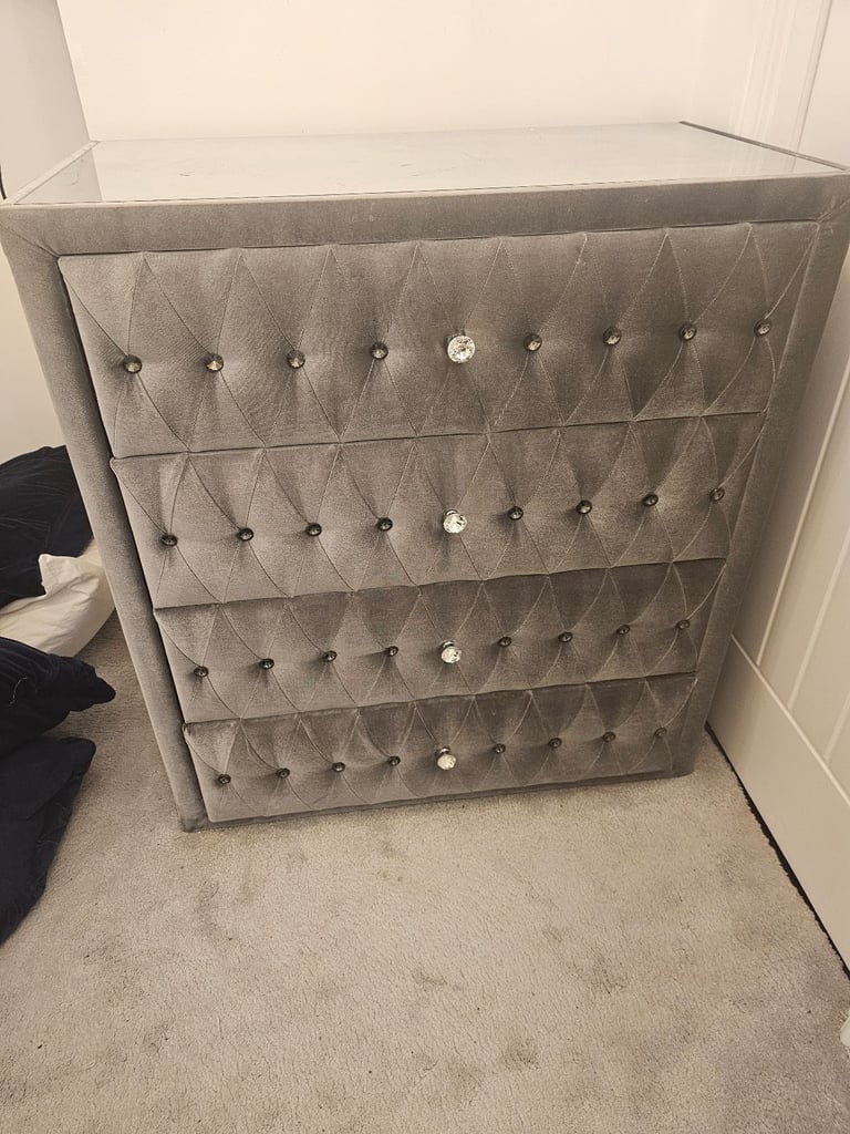 Kingsize bed and 4 drawer set