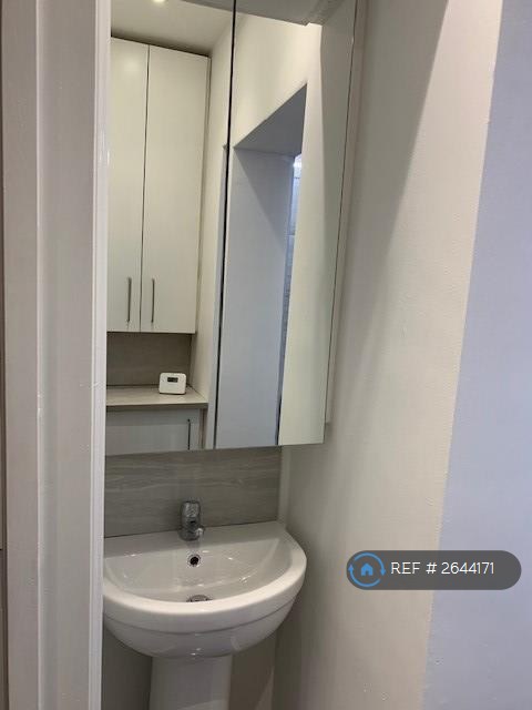 1 bedroom flat in Adrian Square, Westgate-On-Sea, CT8 (1 bed) (#2644171)