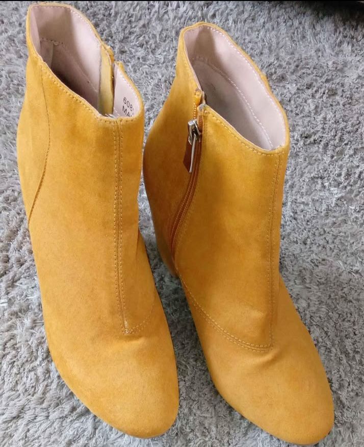 LADIES BOOTS SIZE 6
