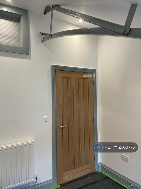 2 bedroom flat in Clay Hill, Beenham, Reading, RG7 (2 bed) (#2663775)