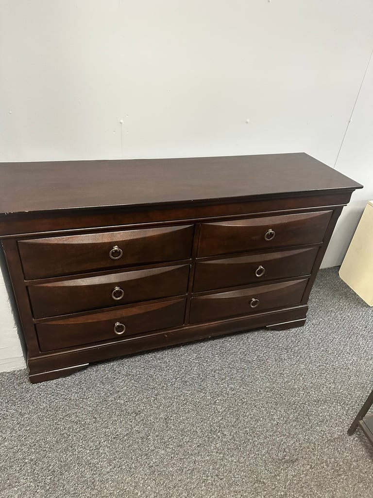 Sideboard / chest of drawers 