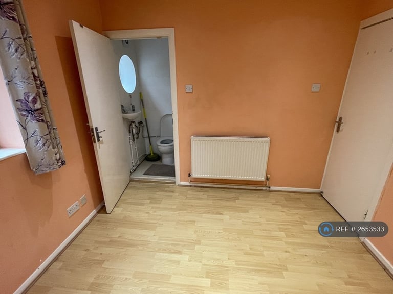 2 bedroom flat in Alpine Walk, Stanmore, HA7 (2 bed) (#2653533)