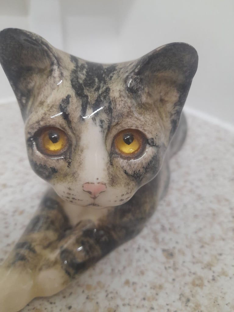 Pretty vintage winstanley cat   size 3   signed